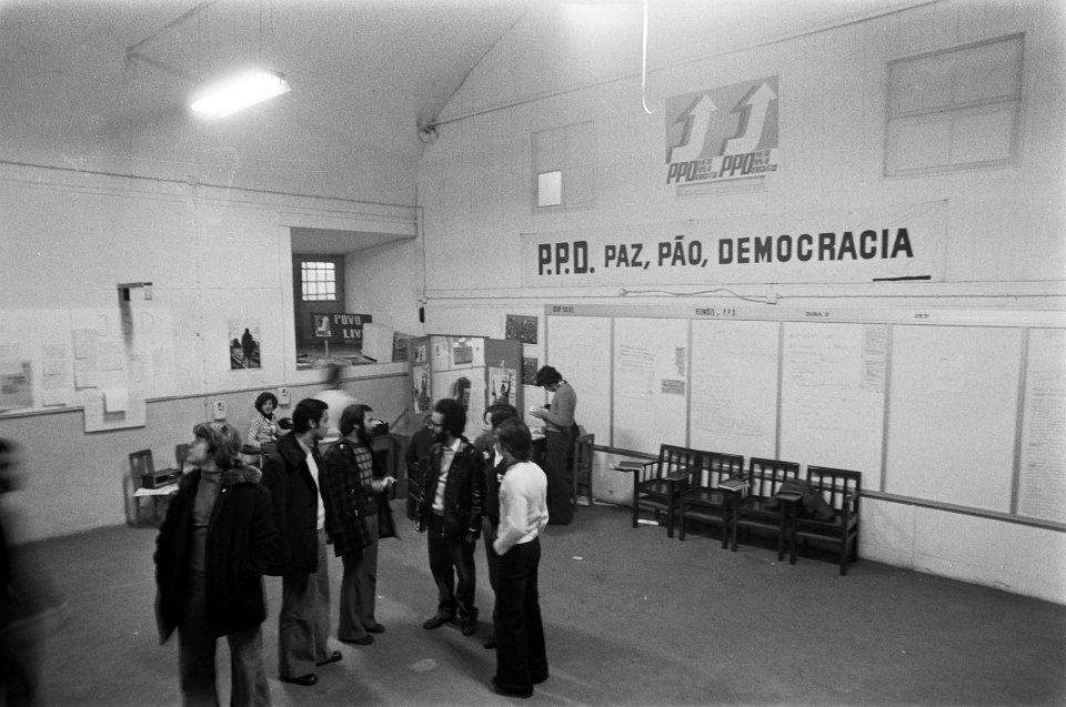 Portugal, politiek, straatbeelden etc interieur kantoor PPD (linksvoor centrum, Bestanddeelnr 927-7479