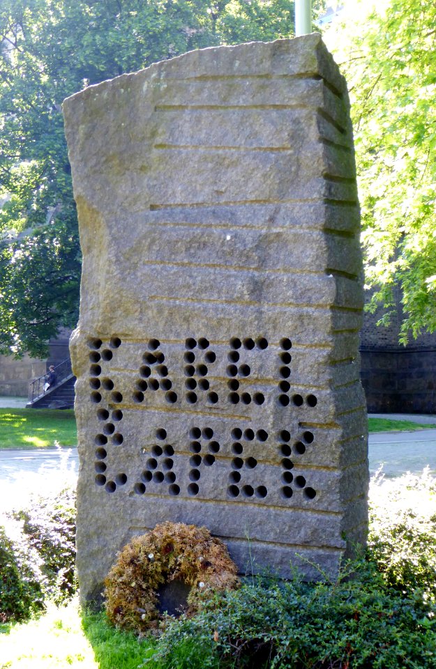 Prago, Čapek-monumento, Karel, 3
