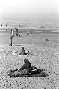 Prachtig voorjaarsweer op het strand te Zandvoort, Bestanddeelnr 912-1158