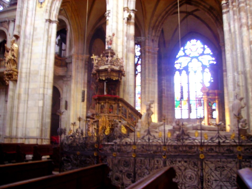 Prag Dom St. Vitus Innen Kanzel und Grab