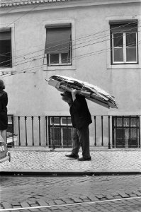 Portugal, politiek, straatbeelden etc. straatbeelden in Lissabon Man met vrach, Bestanddeelnr 927-7493