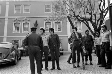 Portugal, politiek, straatbeelden etc ingang gebouw MFA militairen en bevolkin, Bestanddeelnr 927-7478