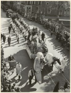 Praalwagens tijdens het Bloemencorso van 1948 op de Jansbrug. NL-HlmNHA 54005459