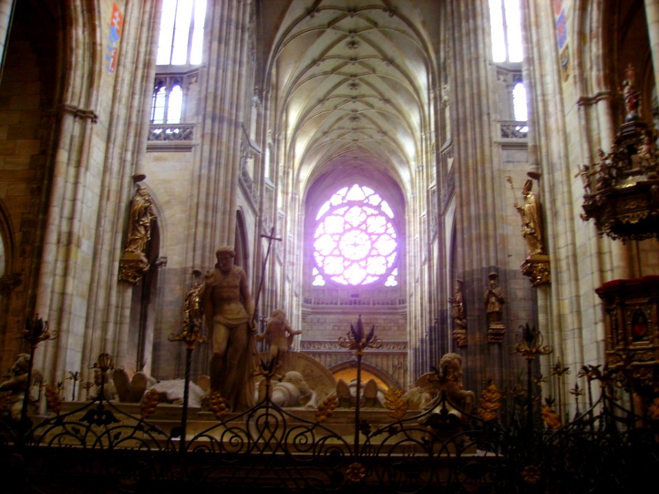 Prag Dom St. Vitus Innen Rosette und Grab