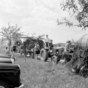 Praalwagens stellen zich op voor de optocht, Bestanddeelnr 254-3860