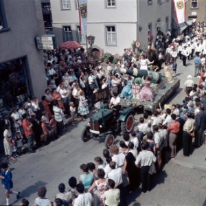 Praalwagen met reclame voor de wijn Burger Hahnenscheittchen, Bestanddeelnr 254-6093