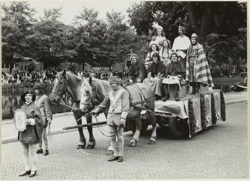 Praalwagen van Graaf Willem II, die deelnam aan de Historisch Allegorische optocht t.g.v. het 700-jarig bestaan van Haarlem. NL-HlmNHA 54011102