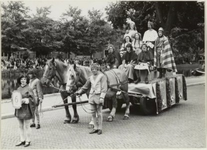 Praalwagen van Graaf Willem II, die deelnam aan de Historisch Allegorische optocht t.g.v. het 700-jarig bestaan van Haarlem. NL-HlmNHA 54011102