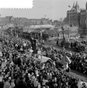 Praalwagens bij intocht Sint Nicolaas in Amsterdam , de wagen van Van Houten, Bestanddeelnr 907-4541