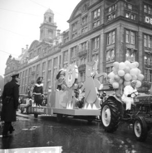 Praalwagens, optochten, Sinterklaas, Zwarte Piet, warenhuizen, Bestanddeelnr 918-4729