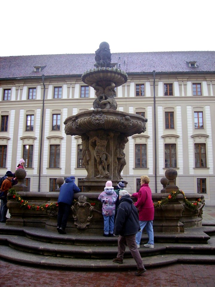 Prag Hradshin Brunnen 2