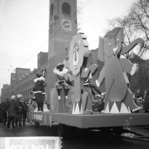 Praalwagens, optochten, Sinterklaas, Zwarte Piet, warenhuizen, Bestanddeelnr 918-4728