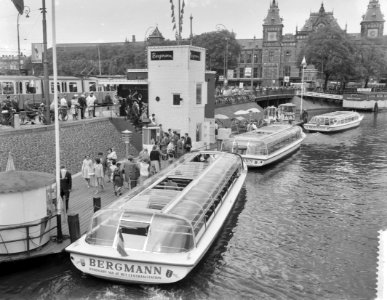 Prachtig weer in Amsterdam, zelfs rondvaartboten zijn leeg, Bestanddeelnr 911-4840