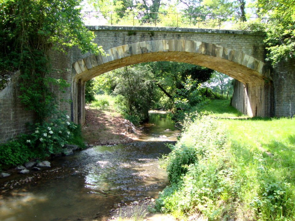 Pouilly-sous-Charlieu (Loire, Fr) hameau Rajasse, le Jarnossin avec un pont