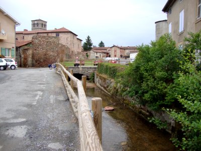 Pouilly-lès-Feurs (Loire, Fr) Quai de la Vesne, au fond la prieuré