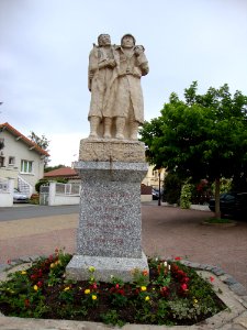 Pouilly-lès-Feurs (Loire, Fr) monument aux morts