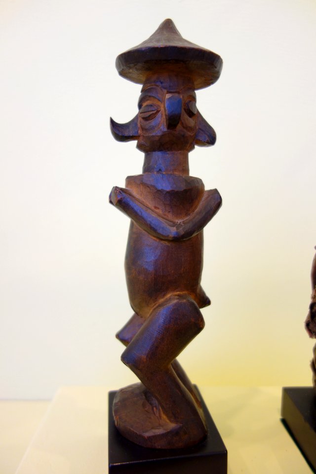 Power figure, Yaka people, DR Congo, wood, red camwood powder - Fitchburg Art Museum - DSC08947