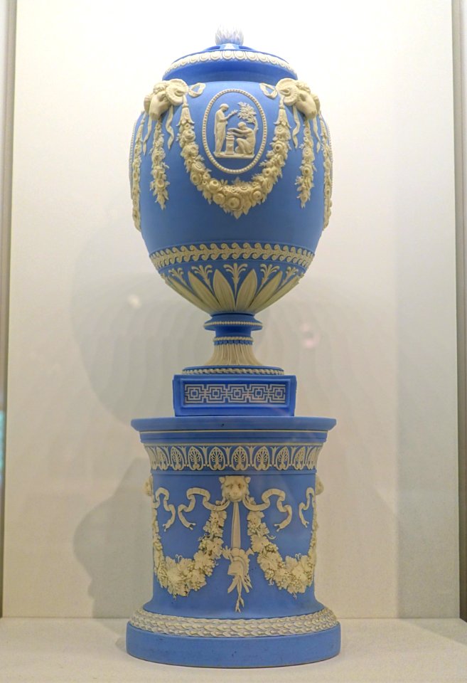 Potpourri vase and pedestal, Wedgwood Factory, England, c. 1825-1860, jasperware - Montreal Museum of Fine Arts - Montreal, Canada - DSC09178