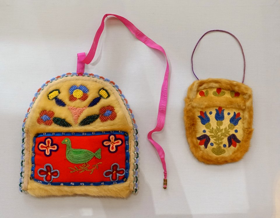 Pouches, Montagnais, Northeastern Canada, buckskin, fur, fabric - Native American collection - Peabody Museum, Harvard University - DSC06090