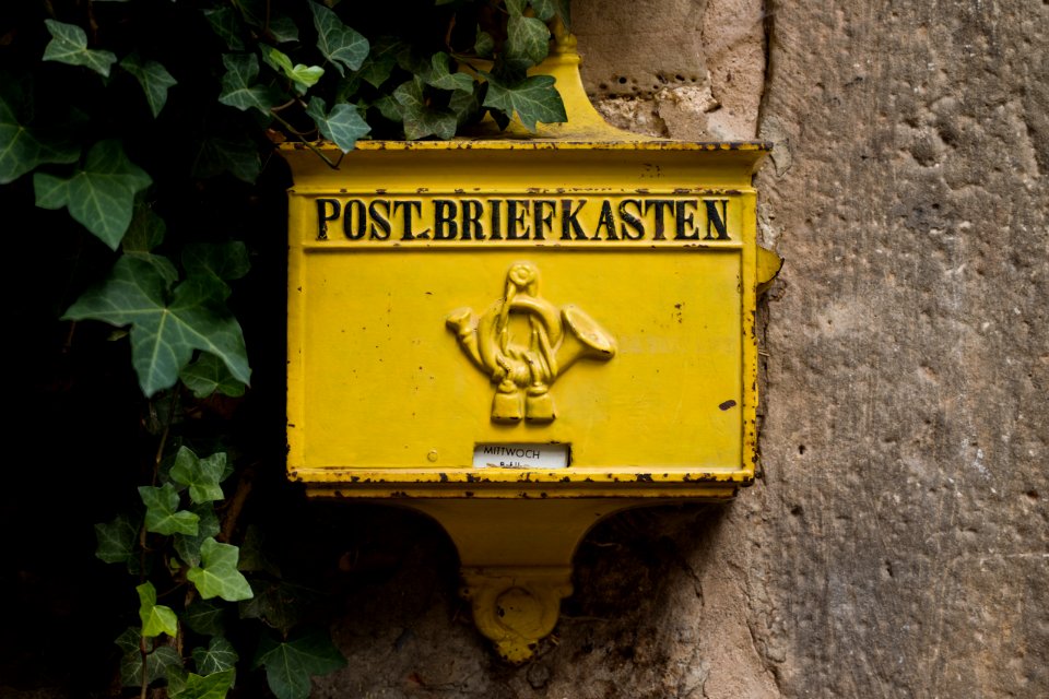 Postbriefkasten im Innenhof von Burg Ludwigstein, Hessen, Deutschland IMG 1325 26 27 28 29 30 31 edit