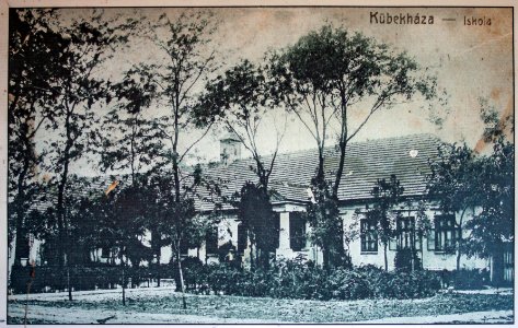 Postcard from 1918 with the view of the old school in Kübekháza
