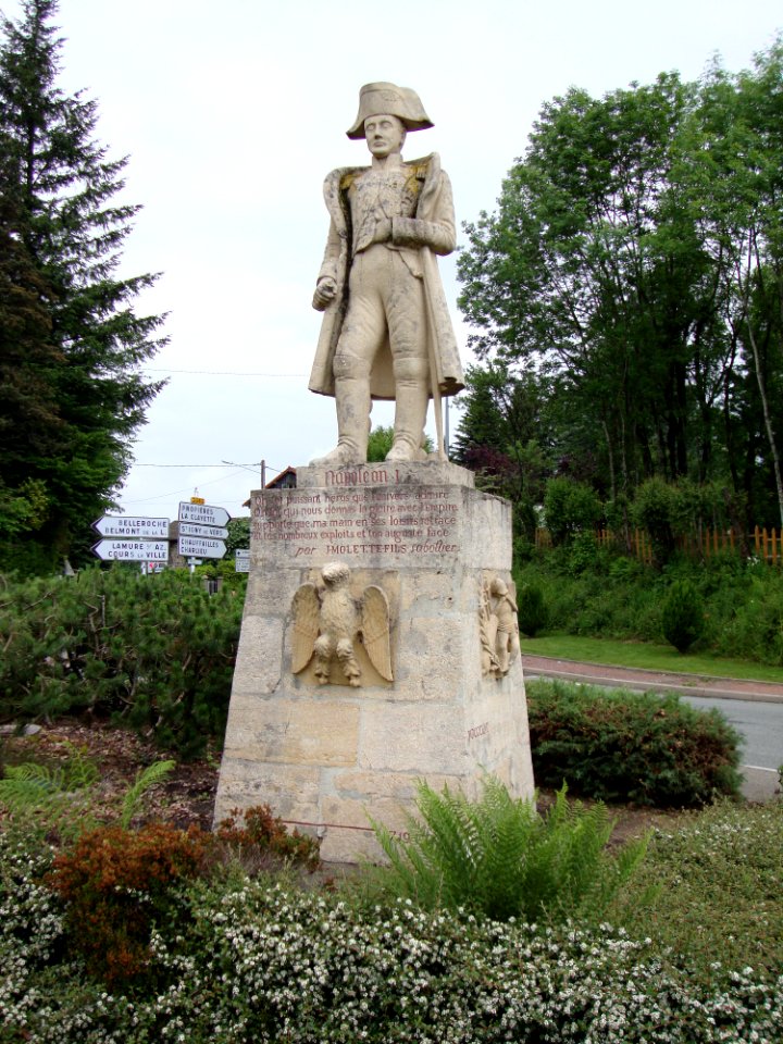Poule-les-Écharmaux (Rhône, Fr) statue Napoléon I sur le Col des Écharmeaux