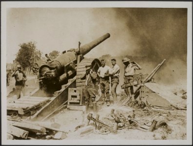 Pounding the German lines with a big naval gun, Bestanddeelnr 158-2843
