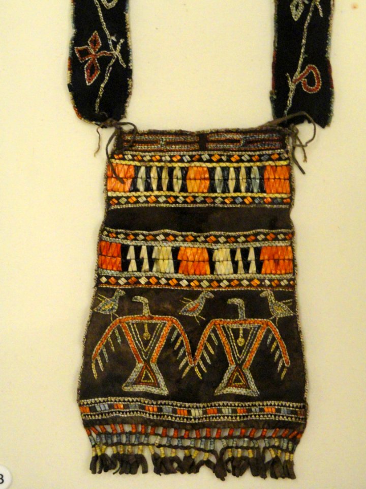 Pouch, southeastern Ojibwa, with porcupine quills, from Boston Museum Collection - Native American collection - Peabody Museum, Harvard University - DSC05441