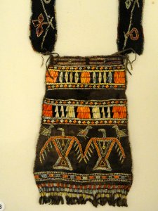 Pouch, southeastern Ojibwa, with porcupine quills, from Boston Museum Collection - Native American collection - Peabody Museum, Harvard University - DSC05441