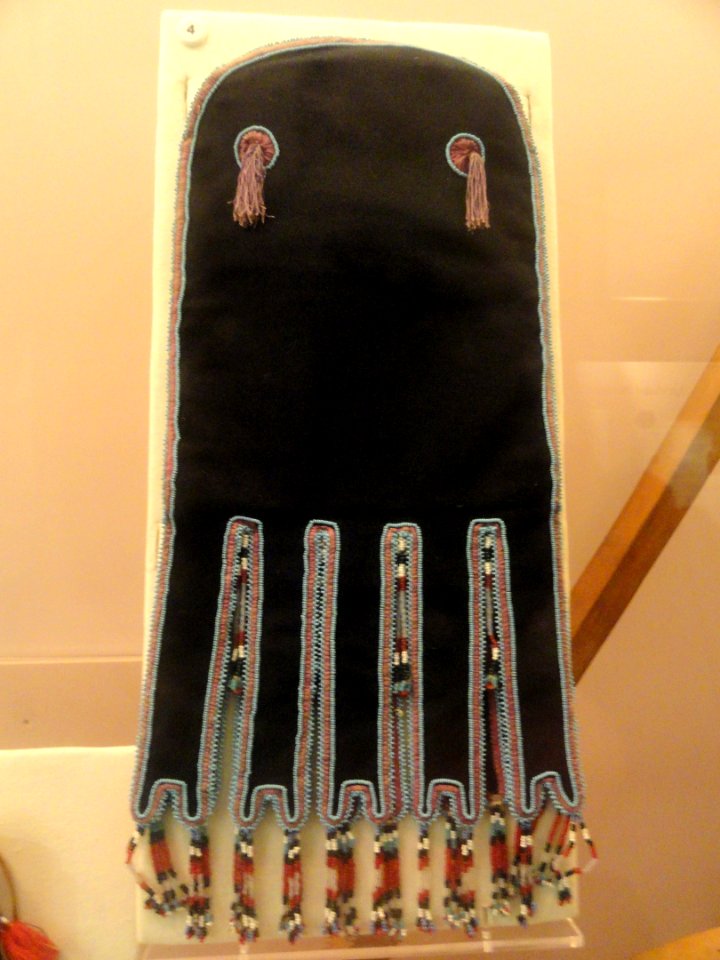 Pouch, Cree or Naskapi, collected in 1892 - Native American collection - Peabody Museum, Harvard University - DSC05448