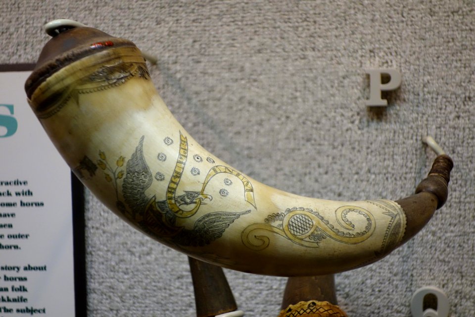 Powder horn inscribed 'Washington' and 'E Pluribus Unum' - Huntington Museum of Art - DSC05512