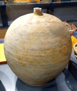 Pottery urn with narrow mouth, Nanyue Kingdom period, from M20 at the construction site of Chuangyi Dadao, Huanghua Gang, Taiher Gang Lu, Guangzhou - Hong Kong Museum of History - DSC00789