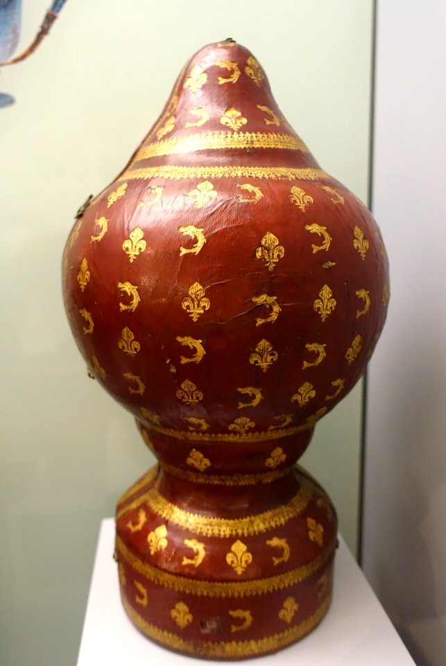 Pottery case, Dauphins of France, leather - Museo Nacional de Artes Decorativas - Madrid, Spain - DSC07995