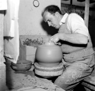 Pottenbakker aan het werk op de schopstoel, Bestanddeelnr 252-8894 photo