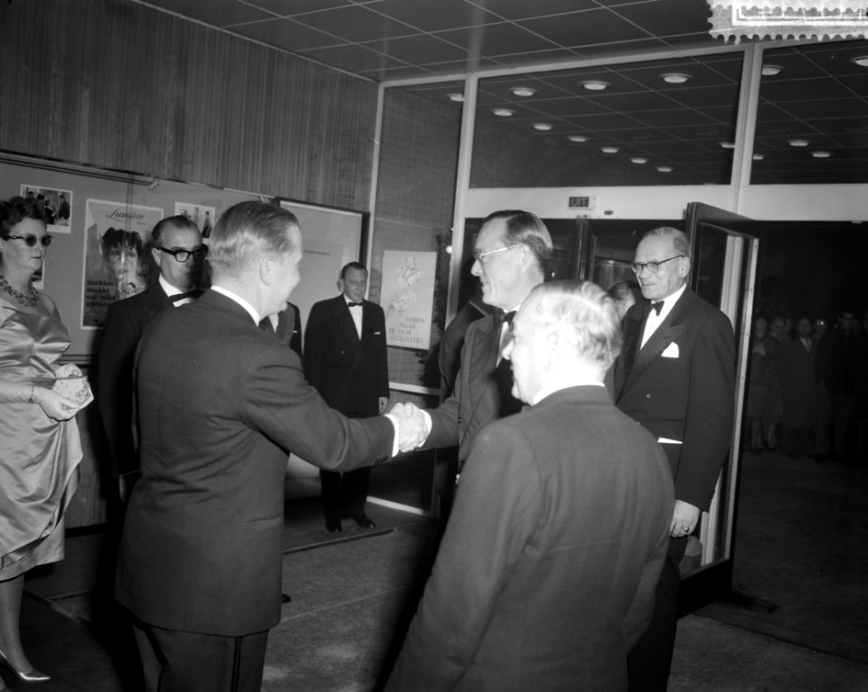 Premiere van de film Makkers staakt uw wild geraas . Prins Bernhard arriveert, Bestanddeelnr 911-7145