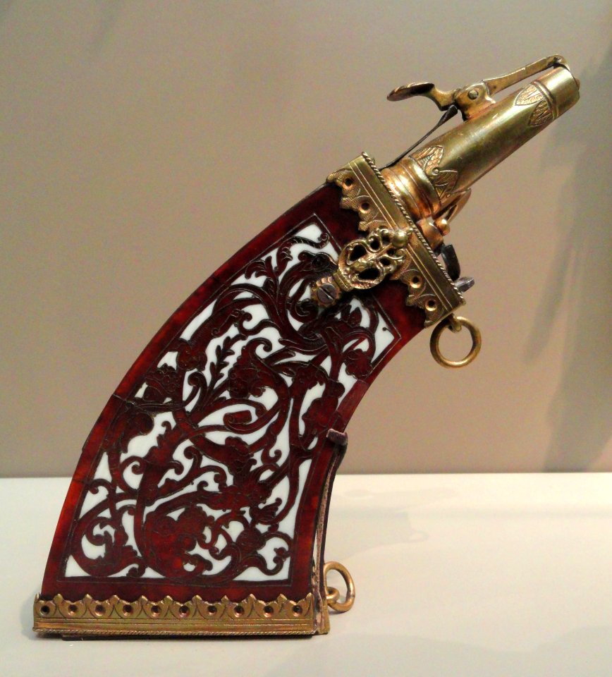 Powder Flask, 1630-1640, German, wood with engraved tortoiseshell - Art Institute of Chicago - DSC09720