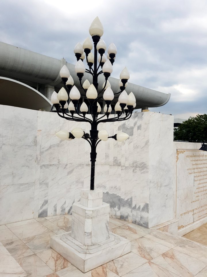 Prajadhipok statue - Thai Parliament Museum - 2017-01-26 (025)