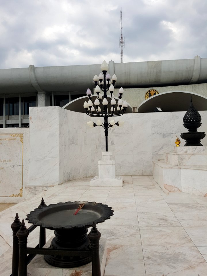 Prajadhipok statue - Thai Parliament Museum - 2017-01-26 (011)