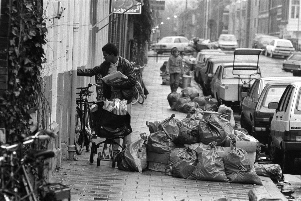 Postbesteller tussen het huisvuil dat door de stakingen niet opgehaald is, Bestanddeelnr 932-7889