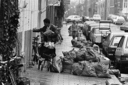 Postbesteller tussen het huisvuil dat door de stakingen niet opgehaald is, Bestanddeelnr 932-7889