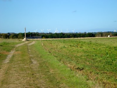 Pouldreuzic, paysage avec croix et éoliennes à Lababan