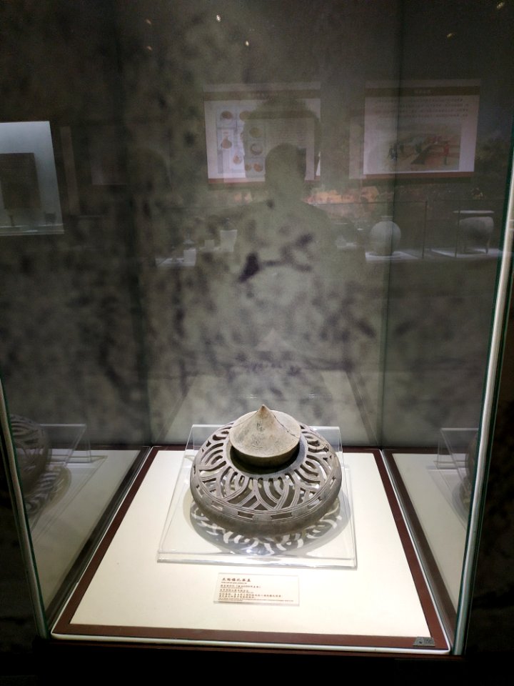 Pottery lid, Neolithic Age, Yueyang Museum