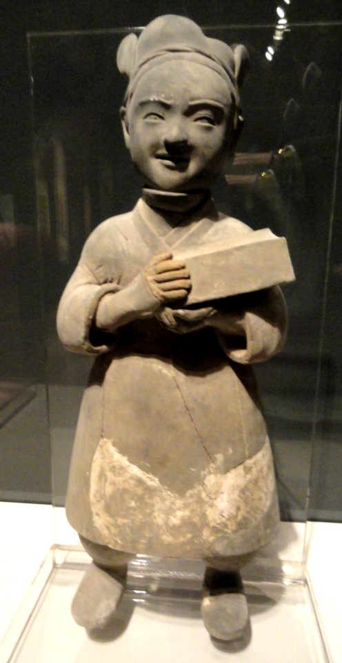 Pottery Figure of an Attendant Holding a Case, from tomb on Tiger Hill, Suzhou, China, Han dynasty, 206 BC - 200 AD, gray clay - San Diego Museum of Art - DSC06580