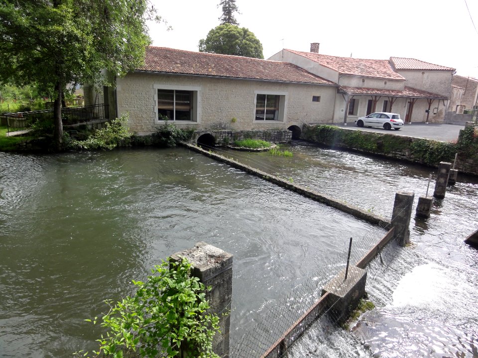 Poursay-Garnaud (Charente-Maritime) moulin de la Rue du Moulin