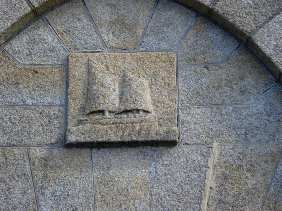Poulgoazec, église St.Jean-le-Passer, relief bateau
