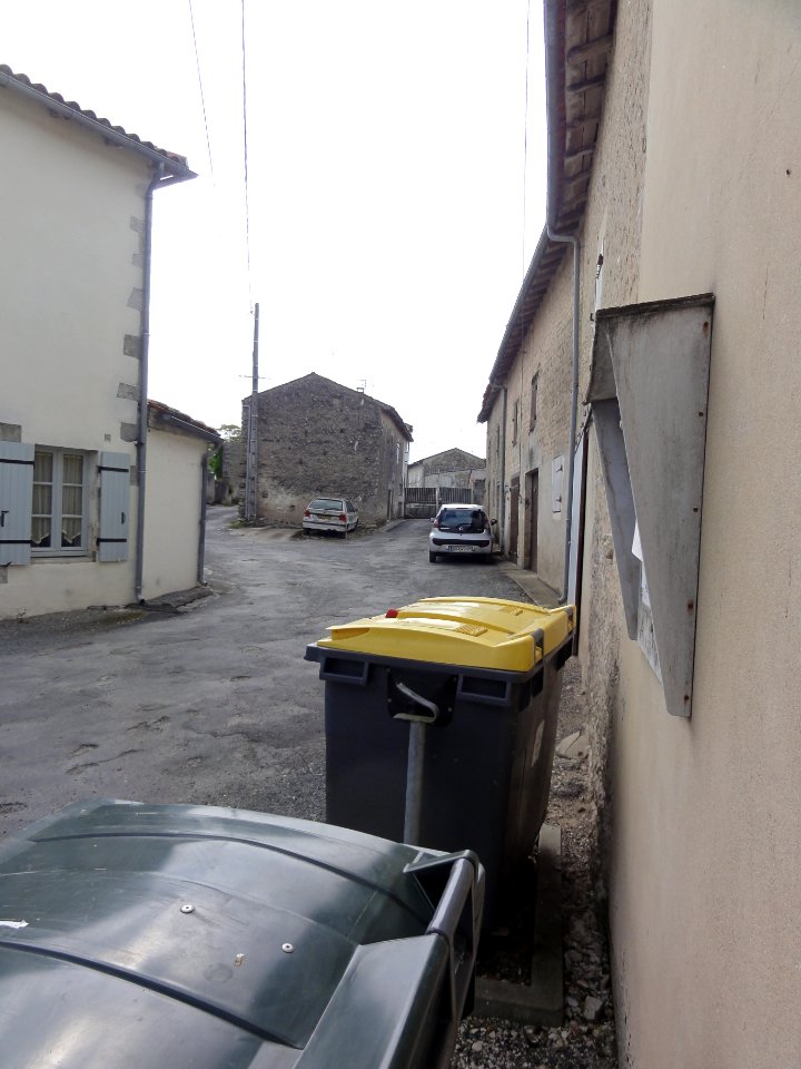Poursay-Garnaud (Charente-Maritime) impasse des Lys, impasse sans lumière
