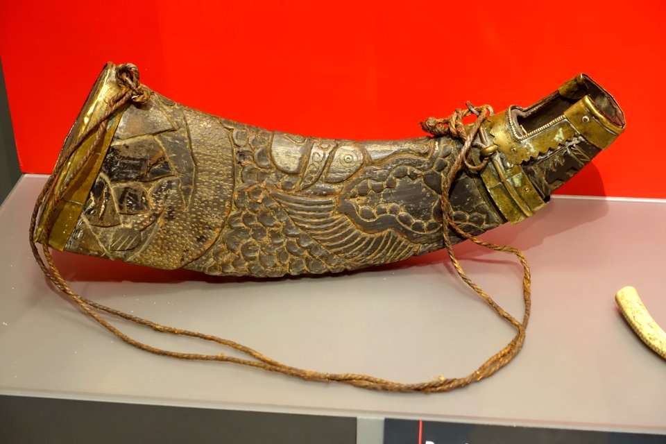 Powder flask, Tibet, horn - Peabody Museum, Harvard University - DSC06049