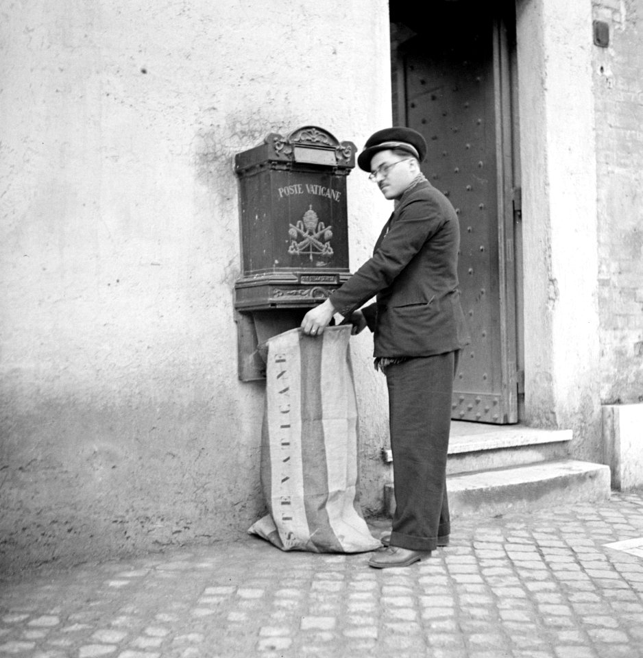 Postbeambte met een postzak bij een brievenbus in Vaticaanstad, Bestanddeelnr 191-1286