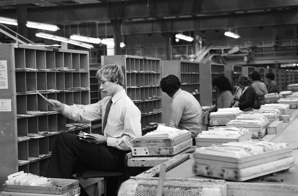 Postbezorging in Nederland slecht Benodigde apparatuur om op postcode te sorter, Bestanddeelnr 931-1740