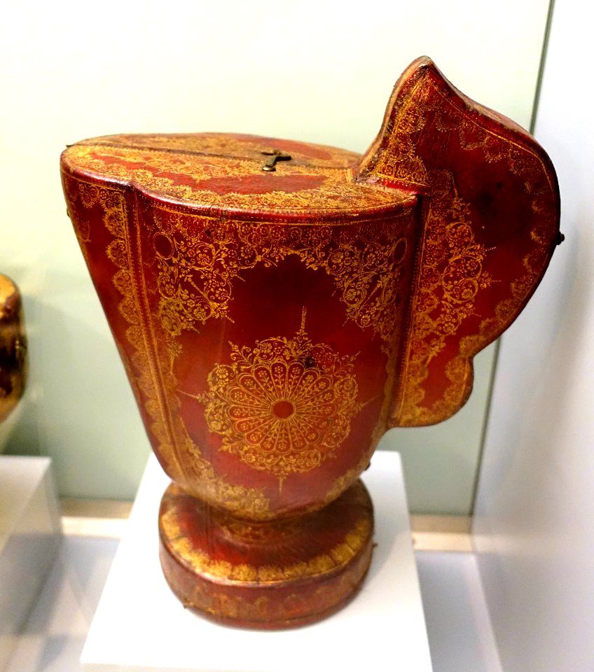 Pottery case, Dauphins of France, leather - Museo Nacional de Artes Decorativas - Madrid, Spain - DSC07987
